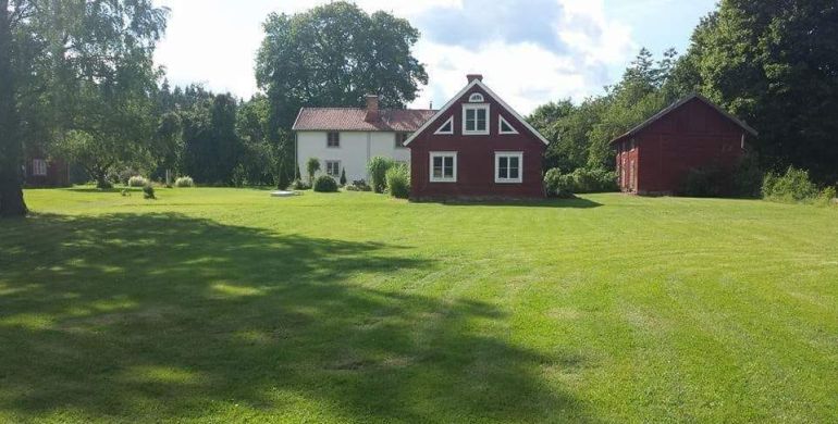 Bilden visar en vy över Bjärkeryd södergård