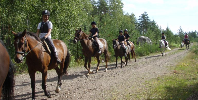 Ridande ungdomar på led