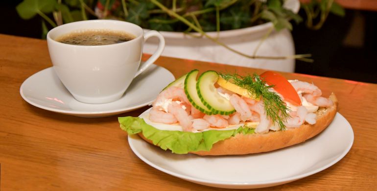 Kaffe och räkmacka