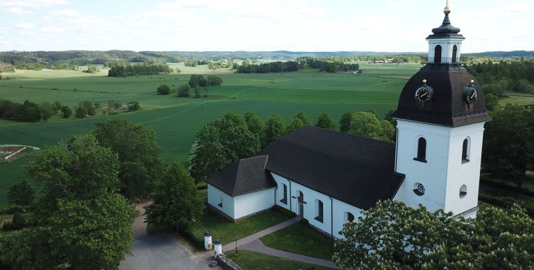 Tjärstad kyrka fotad uppifrån