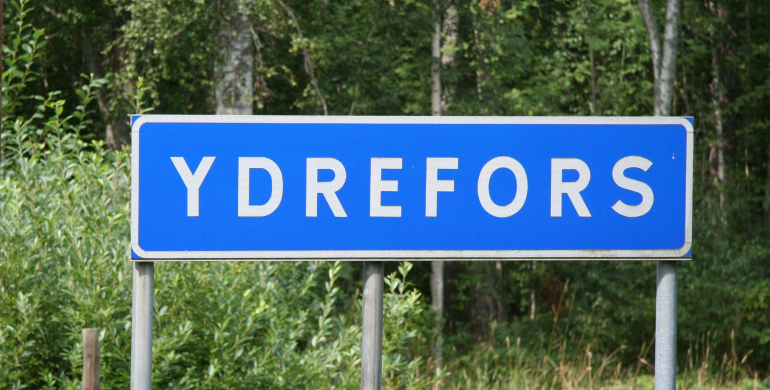 Blåvit vägskylt med texten Ydrefors