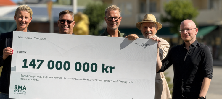 Fem personer håller upp en stor check med texten "147 000 000 kr". Texten "Från: Kindas företagare" och "Till: Välfärden" syns också.