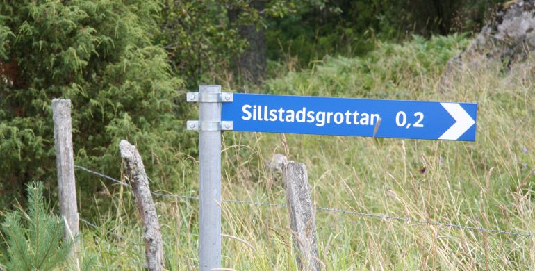 Skylt Sillstadgrottan